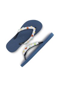 Des tongs en caoutchouc bleu avec une semelle texturée et des sangles noires ; ornées de perles colorées avec des accents rouges, jaunes et verts.