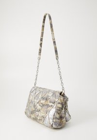 Metallic sølv og camouflagemønstret håndtaske med quiltet design, der har en aftagelig kæderyg og tekstureret overflade.