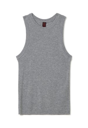 Grijze geribbelde mouwloze gebreide tanktop met ronde halslijn en aansluitende pasvorm, plat gelegd op een witte achtergrond.
