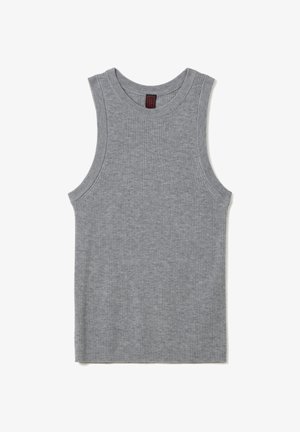 Grijze geribbelde mouwloze gebreide tanktop met ronde halslijn en aansluitende pasvorm, plat gelegd op een witte achtergrond.