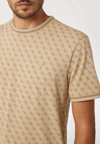 Guess Apdrukāts T-krekls - beige