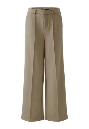 Wijd uitlopende broek van lichtbeige materiaal met een gladde textuur, plooidetail aan de voorkant en twee zijzakken.