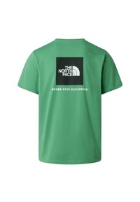 Camiseta verde de manga corta con un logotipo cuadrado negro que dice "THE NORTH FACE" y el lema "NEVER STOP EXPLORING" en la parte trasera.