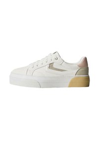 Sneaker bianco con suola rialzata, caratterizzato da un accento beige chiaro e dettagli di design sottili sui lati. Adatto per un abbigliamento casual.
