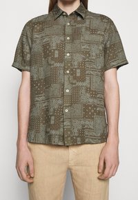 Korte mouwen shirt in olijfgroen met een paisleypatroon, voorzien van een button-down kraag en knopen aan de voorkant, gemaakt van stof met een zachte textuur.