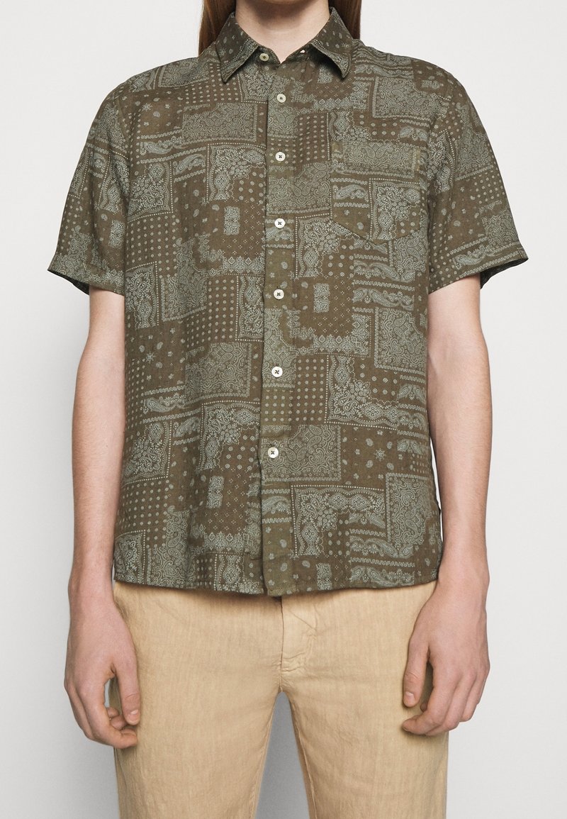 Kurzarmhemd in Olivgrün mit Paisleymuster, ausgestattet mit einem Button-Down-Kragen und vorderen Knöpfen, aus einem Stoff mit weicher Textur.