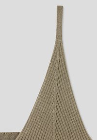 Canotta lavorata a maglia in verde oliva con spalline sottili, presenta una texture a coste verticali e un collo a V.