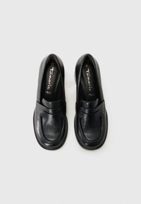 Svarta läderloafers med en slät finish, som har ett brett band över ovandelen, rund tå och en låg, tjock klack.