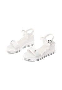 Sandali wedge bianchi con due cinturini frontali e cinturino alla caviglia. Realizzati in materiale morbido con punta arrotondata e un sottile accento nero sulla suola.