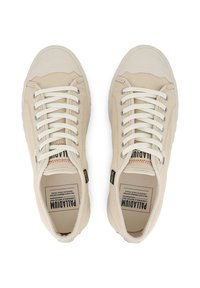 Μπεζ πάνινα παπούτσια με ανθεκτική λαστιχένια μύτη, στρογγυλά κορδόνια, επίπεδες σόλες και σήμανση στις εσωτερικές σόλες και τις εξωτερικές πλευρές.