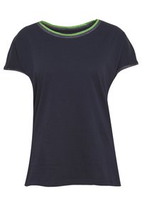 Námořnická modrá tričko s kulatým výstřihem, zdobené zeleným a stříbrným kontrastním švem kolem límce a rukávů. Měkká látka, krátké rukávy.