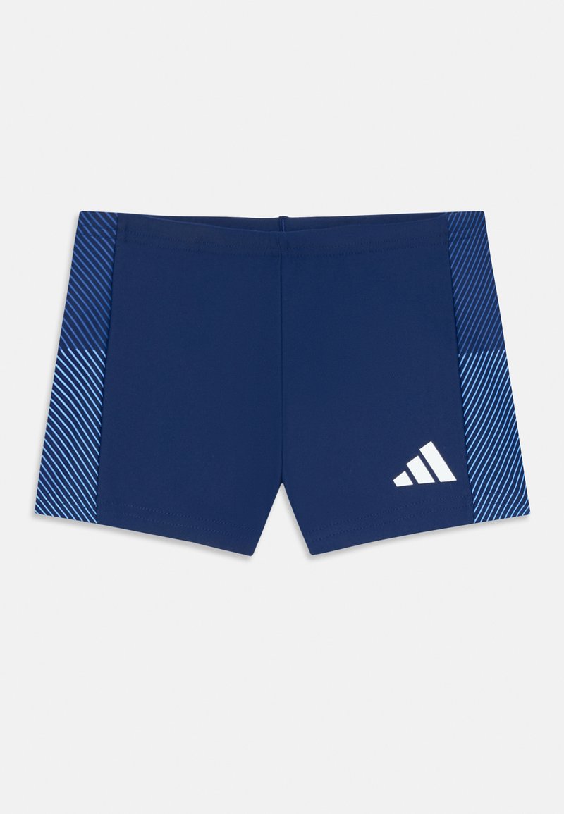 Marine zwemshorts met blauwe gestreepte accenten aan de zijkanten en een wit Adidas-logo aan de voorkant. Gemaakt van rekbaar, lichtgewicht materiaal.
