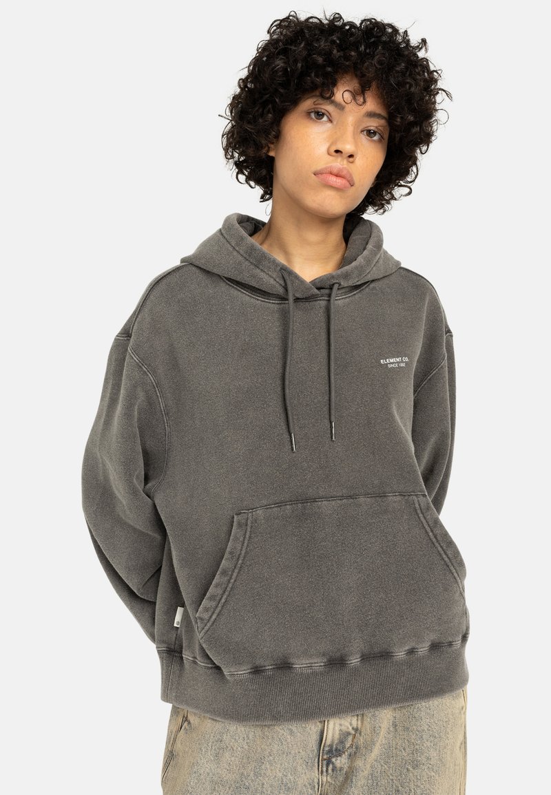 Szara, oversized bluza z kapturem wykonana z miękkiego materiału, z przednią kieszenią, regulowanymi sznurkami i małym haftowanym logo.