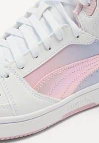 Witte sneaker met roze en iriserende accenten. Kenmerkt zich door glad leer, gestikte details en een gestructureerde rubberen zool.