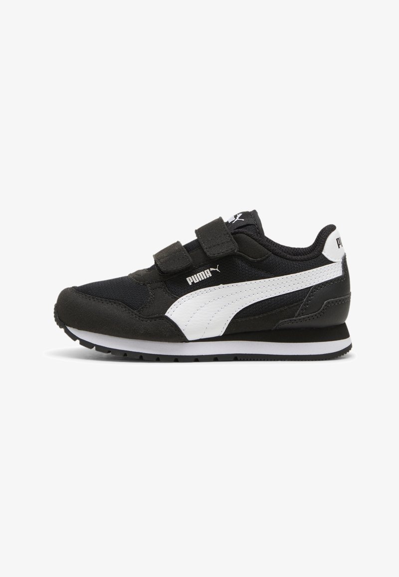 Baskets Puma en noir et blanc avec deux bandes Velcro, bande logo Puma blanche sur le côté et semelle en caoutchouc sur fond blanc.