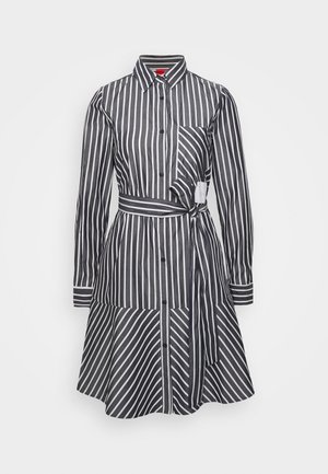 Abito camicia a maniche lunghe con righe verticali bianche e nere, colletto, bottoni sul davanti, taschino sul petto, cintura in vita e orlo svasato.