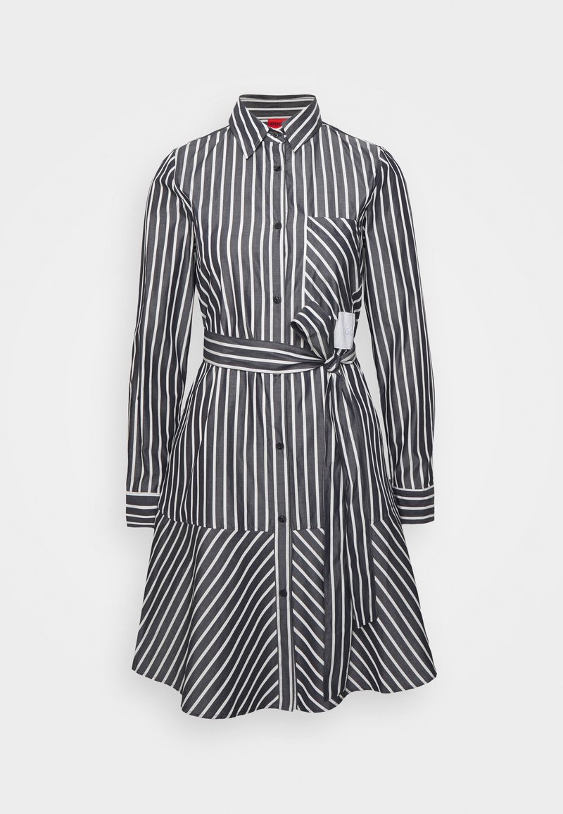 Robe chemise à manches longues rayée verticalement noir et blanc, avec col, boutons à l'avant, poche poitrine, ceinture à la taille et ourlet évasé.