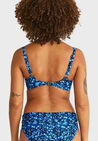 Blå bikinitopp med blommönster och justerbara axelremmar, med en spänneknäppning bak och en matchande hög midjebikini.