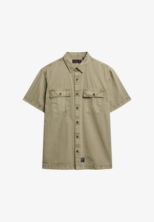 Lys oliven kortærmet skjorte lavet af bomuld. Har en knap-til-nakke, to brystlommer og kontrasterende knapdetaljer.