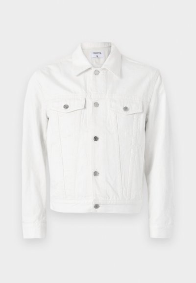 Witte denimjacket met een knoopsluiting aan de voorkant, twee borstzakken en een puntige kraag. Heeft zilveren knopen en een gestructureerde pasvorm.
