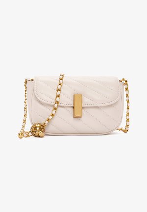 Krochmalona, kremowa skórzana torba crossbody z złotym łańcuchem, złotymi elementami metalowymi i prostokątnym zapięciem magnetycznym. Posiada dekoracyjny breloczek.