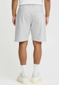 Grå bomuldsblandingsshorts med elastisk talje, sidelommer og en bagside lomme. Flad kant og afslappet pasform.