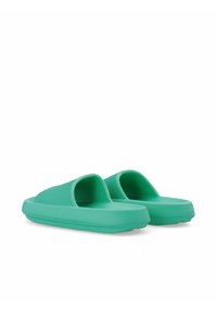 Gröna sandaler gjorda av texturerad gummi. Öppen tå-design med en tjock sula och ett räfflat mönster. Inga dekorationer eller detaljer.