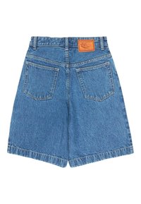 Lyseblå denimshorts med lige pasform, fem lommer og en læderetiket på bageste linning. Mellemlang model.
