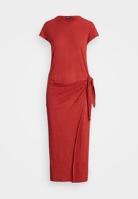 Röd t-shirtklänning med korta ärmar, rund halsringning och detalj med knut på sidan. Tillverkad av mjukt, lätt tyg med en flytande passform.