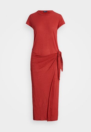 Vestito t-shirt rosso con maniche corte, scollo rotondo e dettaglio con nodo laterale. Realizzato in tessuto morbido e leggero con una vestibilità fluida.
