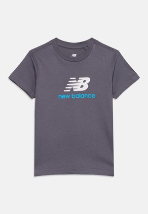Σκούρο γκρι κοντομάνικο μπλουζάκι New Balance με λευκό και μπλε λογότυπο τυπωμένο στο στήθος.