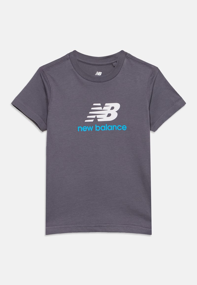 Σκούρο γκρι κοντομάνικο μπλουζάκι New Balance με λευκό και μπλε λογότυπο τυπωμένο στο στήθος.