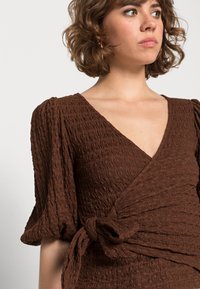 Monki Blusa - brown dark