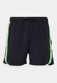 Pantaloni da bagno neri realizzati in materiale leggero, con strisce laterali verde neon e logo, cintura elastica e cordino regolabile.