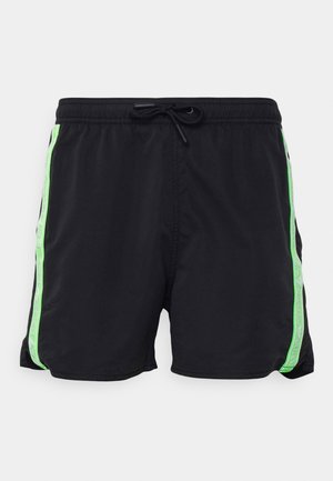 Pantaloni da bagno neri realizzati in materiale leggero, con strisce laterali verde neon e logo, cintura elastica e cordino regolabile.