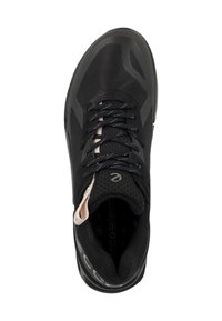 Schwarzer Sportschuh mit Obermaterial aus Mesh, Schnürverschluss und gepolsterter Sohle. Auffällige Details: pinkfarbene Akzente an der Ferse und ein Markenlogo.