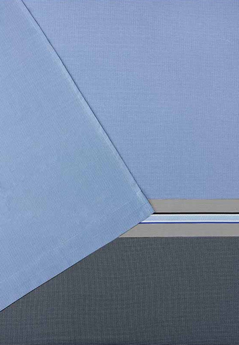 Échantillons de tissu en coton de couleur bleu clair et gris foncé, avec une texture lisse et une rayure d'accent horizontale. Arrangés proprement à un angle.