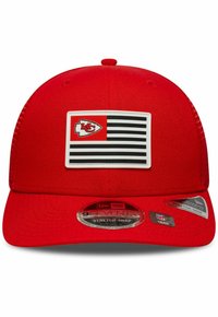 Rote Baseballmütze mit strukturiertem Design, ausgestattet mit einem auffälligen Patch mit einem Logo und horizontalen schwarzen Streifen. Snapback-Verschluss hinten.