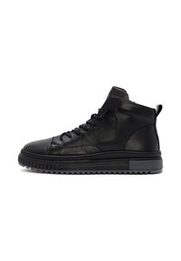 Sneakers alta in pelle nera con finitura testurizzata, punta rotonda e design con lacci; dotati di una suola in gomma spessa e cuciture rinforzate.