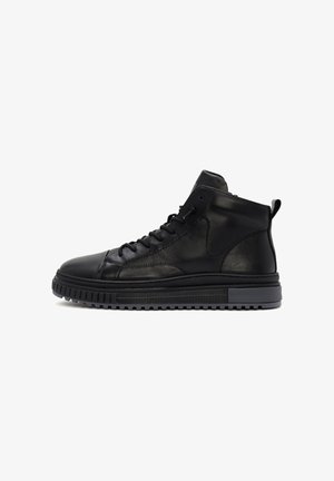 Zwarte leren high-top sneakers met een textuurafwerking, ronde neus en vetersluiting; met een dikke rubberen zool en versterkte stiksels.