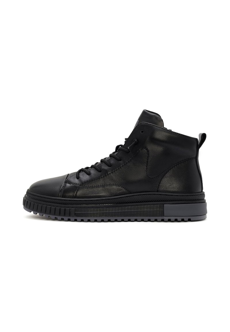Sneakers alta in pelle nera con finitura testurizzata, punta rotonda e design con lacci; dotati di una suola in gomma spessa e cuciture rinforzate.