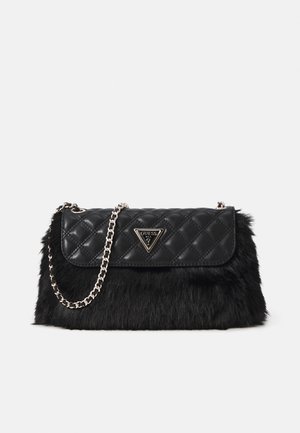 Borsa nera con parte superiore in ecopelle trapuntata e parte inferiore in ecopelliccia. Presenta una tracolla a catena e una placca logata triangolare.