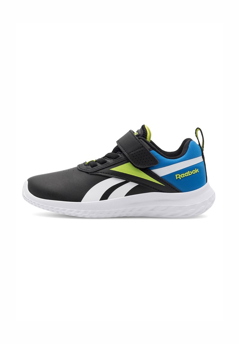 Čierna atletická obuv s bielymi akcentmi a zelenými detailmi. Obsahuje suchý zips, štruktúrovaný zvršok, mäkkú podrážku a modrý panel.