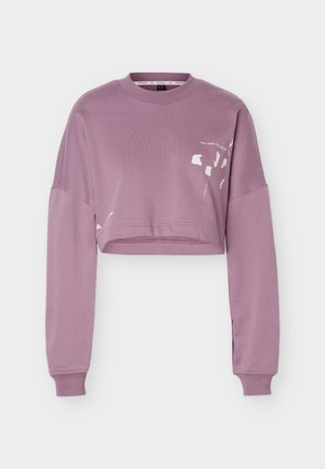 Lawendowa krótka bluza z długimi rękawami, okrągłym dekoltem i białym abstrakcyjnym nadrukiem w górnej lewej części klatki piersiowej z napisem „run with the mind”.