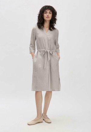 Helles graues Leinenkleid mit V-Ausschnitt, drei Viertelärmel, Taillenknotung und seitlichen Taschen, mit einer lockeren Passform und knielangem Schnitt.