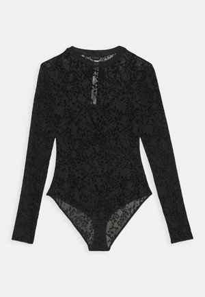 Bodysuit noir à manches longues avec un motif imprimé animal texturé, présentant un col haut et une ouverture zippée à l'avant.