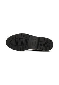 Suela de goma negra con un patrón de banda de rodadura, que presenta profundos surcos y un perfil plano, diseñado para tracción y durabilidad.