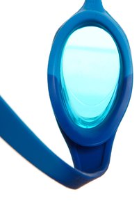 Gafas de natación azules con correas curvadas y lentes ahumados claros, aisladas sobre un fondo blanco.