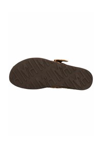 Suola di scarpa marrone con grip testurizzato e motivi ondulati. Presenta una cinghia regolabile per una vestibilità sicura. Il materiale sembra resistente e flessibile.