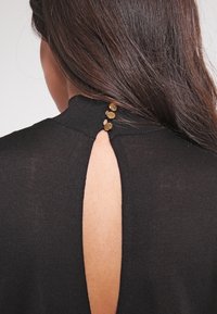 Ivyrevel Sweter